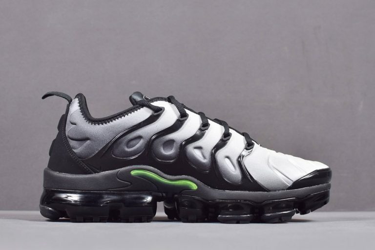 vapormax plus black and white clear bottom